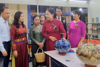 Các đại biểu tham quan các tác phẩm đoạt giải trong Cuộc thi.