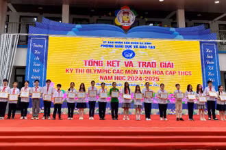 Quận Ba Đình tuyên dương, khen thưởng các em học sinh đoạt giải trong Kỳ thi Olympic các môn văn hóa lớp 6, 7, 8 năm học 2024-2025. (ẢNH: NGUYÊN TRANG)
