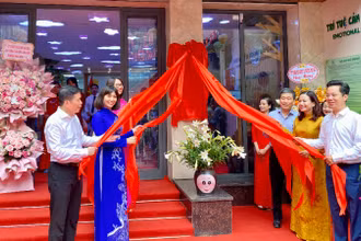 Các đại biểu thực hiện nghi thức gắn biển công trình.