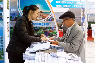 Doanh nghiệp giới thiệu các tour du lịch tới người dân tại Lễ hội Du lịch Hà Nội năm 2023.