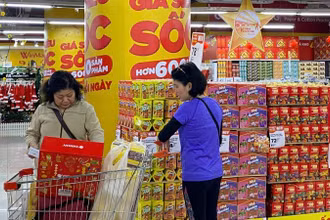 Người tiêu dùng mua sắm tại siêu thị Winmart Royal City (Hà Nội).