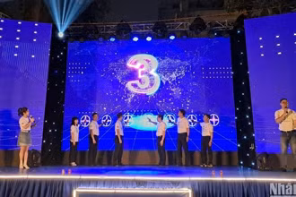 Các đại biểu thực hiện nghi thức tắt điện hưởng ứng Giờ Trái đất năm 2024.