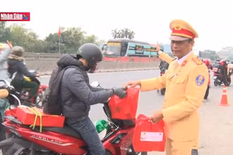 Lực lượng Công an Ninh Bình hỗ trợ người dân về quê đón Tết an toàn