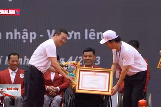 Trao Huân chương lao động cho vận động viên khuyết tật