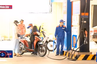 Giá dầu giảm, xăng tăng hơn 400 đồng/lít