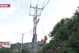 Bản nghèo Sài Khao đón ánh điện trong ngày Tết Độc lập 2-9