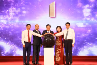 Các đại biểu thực hiện nghi thức tích hợp kênh truyền hình Phú Thọ trên nền tảng số Quốc gia.