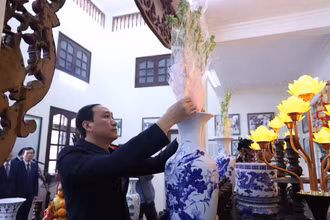 Phó Bí thư Thường trực Tỉnh ủy Phùng Khánh Tài dâng hoa tưởng nhớ Chủ tịch Hồ Chí Minh tại Khu lưu niệm của Người tại xã Đào Xá. 