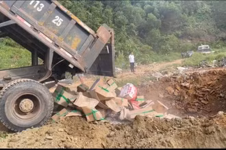 Số chân gà đông lạnh không rõ nguồn gốc xuất xứ đã được lực lượng chức năng tiêu hủy theo đúng quy định.