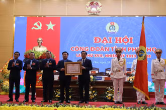 Bí thư Tỉnh ủy Phú Thọ Bùi Minh Châu trao Huân chương Lao động hạng Nhì cho Liên đoàn Lao động tỉnh Phú Thọ.