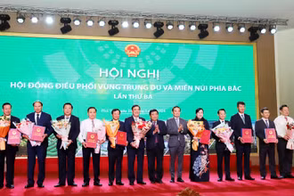 Phó Thủ tướng Trần Lưu Quang trao quyết định quy hoạch Vùng trung du miền núi phía bắc cho các địa phương trong Vùng.