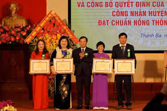 Lãnh đạo tỉnh Phú Thọ trao Bằng khen của Ủy ban nhân dân tỉnh cho các cá nhân có nhiều đóng góp trong xây dựng nông thôn mới.