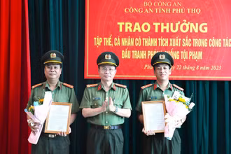 Lãnh đạo Công an tỉnh Phú Thọ trao thưởng cho Phòng An ninh điều tra và Phòng An ninh kinh tế.