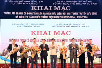 Ban Tổ chức tặng hoa cho các đơn vị tham dự chương trình.
