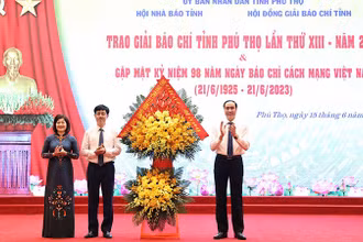 Phó Bí thư Thường trực Tỉnh ủy Phú Thọ Phùng Khánh Tài tặng hoa chúc mừng Ngày Báo chí Cách mạng Việt Nam.