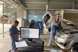Cán bộ đăng kiểm Trung tâm đăng kiểm xe cơ giới 19-01V kiểm tra kỹ lưỡng xe đến đăng kiểm.