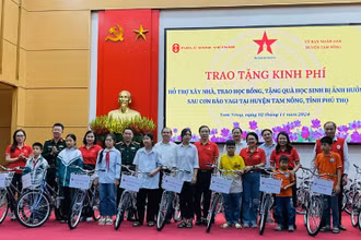 Tặng xe đạp cho học sinh có hoàn cảnh đặc biệt khó khăn trên địa bàn huyện Tam Nông.
