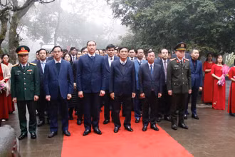 Lãnh đạo tỉnh Phú Thọ tề tựu đầy đủ trên đỉnh Nghĩa Lĩnh làm lễ dâng hương tưởng niệm các Vua Hùng.
