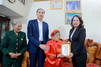 Phú Chủ tịch nước Võ Thị Ánh Xuân tặng quà cho Mẹ Việt Nam anh hùng Nguyễn Thị Phước ở phường Vân Phú, thành phố Việt Trì, tỉnh Phú Thọ.