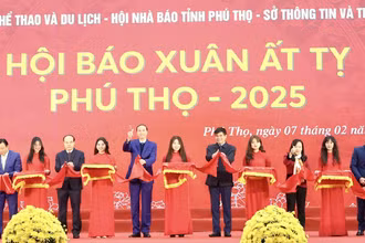 Các đại biểu cắt băng khai mạc Hội báo Xuân tỉnh Phú Thọ năm Ất Tỵ 2025.