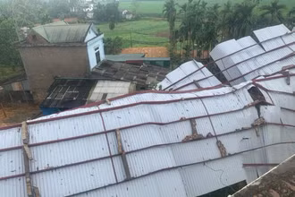 Một ngôi nhà của người dân bị tốc mái do mưa bão và giông lốc.