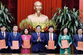 Bí Thư Tỉnh ủy Phú Thọ Bùi Minh Châu trao Quyết định cho các đồng chí được điều động, luân chuyển, bổ nhiệm đợt này.