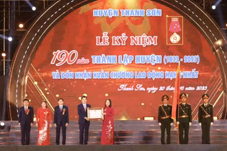 Phó Chủ tịch nước trao Huân chương Lao động hạng Nhất cho Đảng bộ, chính quyền và nhân dân huyện Thanh Sơn.