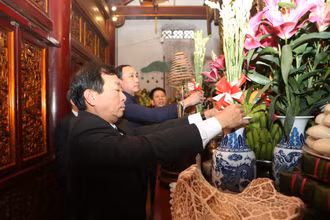 Lãnh đạo tỉnh dâng hương, hoa tri ân công đức các Vua Hùng.