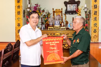 Bí thư Tỉnh ủy Phú Thọ Bùi Minh Châu thăm hỏi, tặng quà thương, bệnh binh huyện Thanh Thủy.