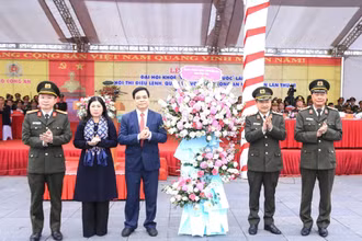 Lãnh đạo tỉnh Phú Thọ chúc mừng Đại hội khỏe Vì an ninh Tổ quốc.