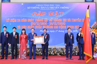 Chủ tịch Ủy ban nhân dân tỉnh Phú Thọ trao Huân chương Lao động hạng Nhì cho ngành thông tin và truyền thông tỉnh Phú Thọ.