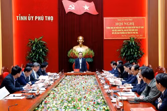 Đồng chí Trần Lưu Quang phát biểu ý kiến tại buổi làm việc với Ban Thường vụ Tỉnh ủy Phú Thọ.