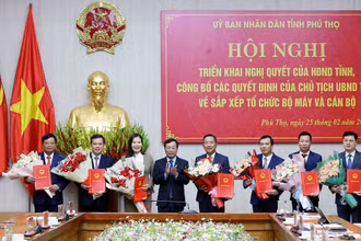 Chủ tịch Ủy ban nhân dân tỉnh Phú Thọ Bùi Văn Quang trao Quyết định bổ nhiệm Giám đốc các sở sau khi sáp nhập.