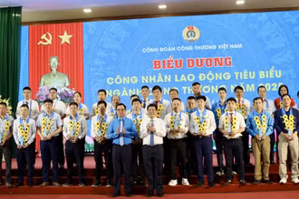 Bộ trưởng Công thương Nguyễn Hồng Diên và Chủ tịch Tổng Liên đoàn Lao động Việt Nam Nguyễn Đình Khang trao quà cho công nhân lao động có hoàn cảnh khó khăn.