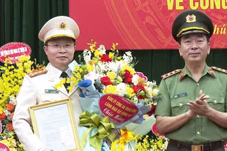 Thượng tướng Trần Quốc Tỏ trao Quyết định và tặng hoa chúc mừng tân Giám đốc Công an Phú Thọ Nguyễn Minh Tuấn.