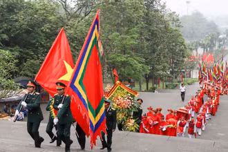 Đoàn đại biểu thành phố Việt Trì hành lễ lên Đền Thượng.