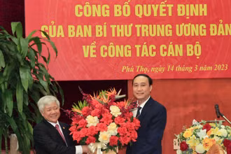 Bí thư Trung ương Đảng, Chủ tịch Ủy ban Trung ương Mặt trận Tổ quốc Việt Nam Đỗ Văn Chiến tặng hoa chúc mừng đồng chí Phùng Khánh Tài.
