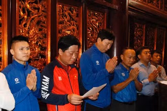 Lãnh đạo Liên đoàn Bóng đá Việt Nam và Ban huấn luyện cùng các cầu thủ thành kính dâng hương tưởng niệm các Vua Hùng.