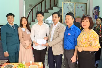 Đại diện Mặt trận Tổ quốc và các đoàn thể phường Thọ Sơn, thành phố Việt Trì tặng quà động viên công dân trên địa bàn phường lên đường nhập ngũ. 