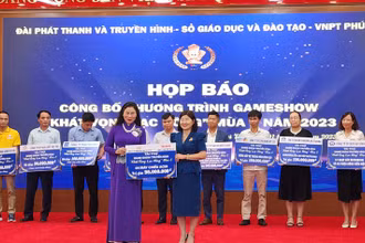 Ban tổ chức nhận biểu trưng tài trợ cho chương trình của các đơn vị, doanh nghiệp.