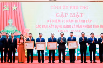Bí thư Tỉnh ủy Phú Thọ trao tặng Huân chương Độc lập hạng Nhì cho các ban xây dựng Đảng và Văn phòng Tỉnh ủy.