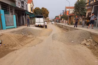 Nhiều người dân phải đổ đất đá để làm đường vào nhà khiến lòng đường bị thu hẹp tiềm ẩn nhiều nguy cơ tai nạn giao thông.