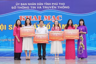 Ban Tổ chức trao tủ sách khuyến học cho các cơ sở giáo dục trên địa bàn tỉnh.