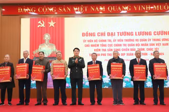 Đại tướng Lương Cường tặng quà cho các gia đình chính sách, người có công tiêu biểu trên địa bàn tỉnh.