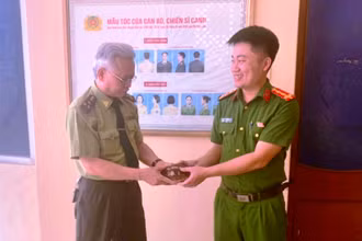 Công an bàn giao cá thể rùa cho Trung tâm cứu hộ.