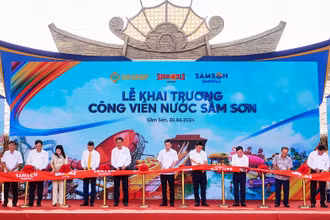 Các đại biểu cắt băng khai trương Công viên nước Sầm Sơn.