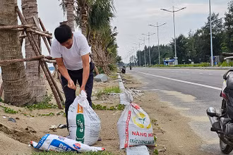Người dân Thanh Hóa đóng cát vào bao bì, phòng chống bão số 3.