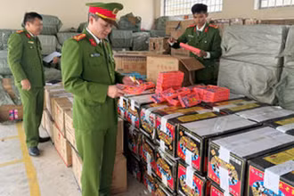 Công an xem xét tang vật vụ án.