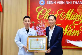 Lãnh đạo tỉnh Thanh Hóa trao tặng Bằng khen cho Khoa Hồi sức cấp cứu Bệnh viện Nhi.