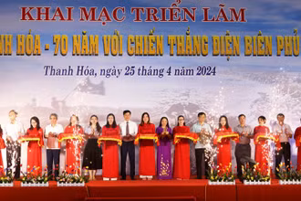 Các đại biểu cắt băng khai mạc triển lãm.